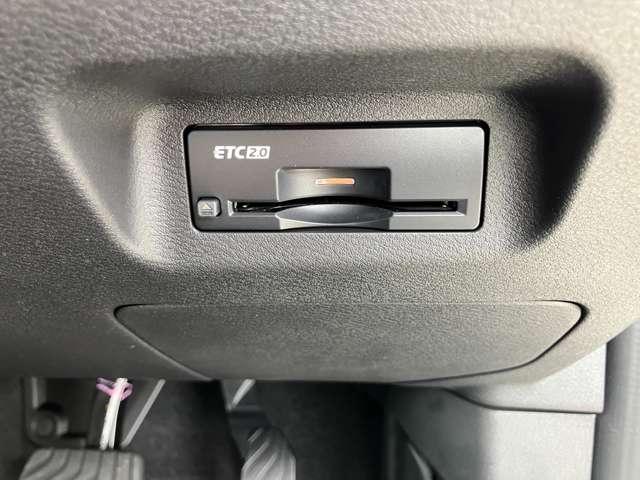 ＥＴＣ２．０を装備。ＤＳＲＣ通信方式によって双方向通信することでカーナビと高速道路がリアルタイムに情報連携して、便利で快適なドライブ体験を提供します。