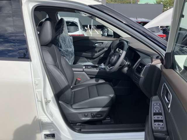 快適に運転できるドライブポジション！運転席シートリフターとチルト＆テレスコピック付きステアリングで、女性でも無理のない運転姿勢がとれます。