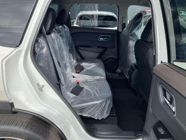 リヤシートは足元空間も広くリラックスしてドライブが楽しめます。