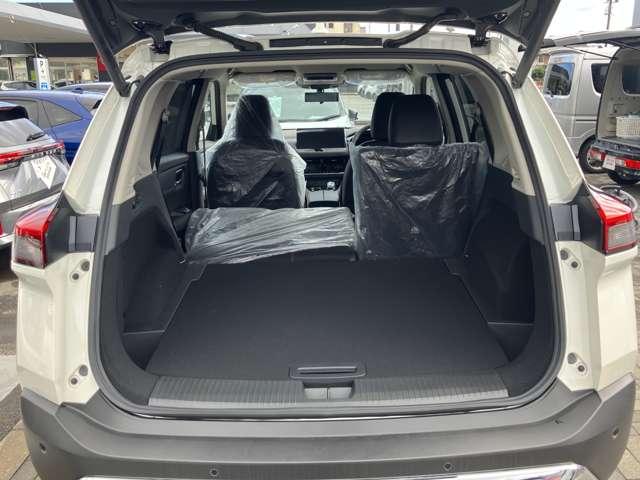 リヤシートは６：４分割で倒せます。　リヤシートを前方に倒せば、大きな荷物も載せられます