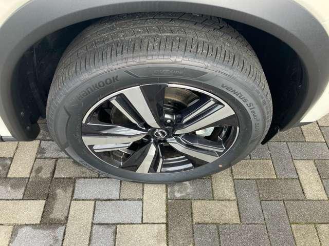 足元を引き締める１９インチタイヤと純正アルミホイール装備、スチールホイールより軽く低燃費に貢献します。