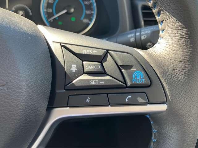 プロパイロットのセットは、親指だけの２ステップでＯＫ！車線をキープし、リーフがアクセル、ブレーキ、ステアリングをコントロールして、前車との車間距離を保つ手助けをします。