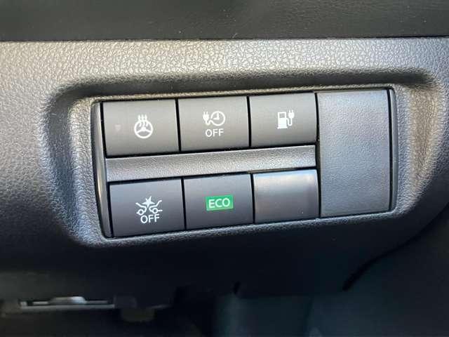 前方の車両や歩行者に対して衝突する可能性が高まると、衝突被害軽減ブレーキを作動させます。さらにペダルの踏み間違いによる急発進を抑制する踏み間違い衝突防止アシストを装備。