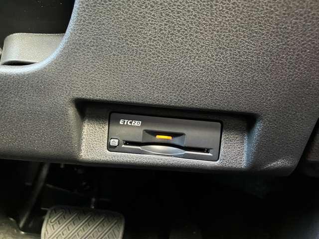 ＥＴＣ２．０を装備。ＤＳＲＣ通信方式によって双方向通信することでカーナビと高速道路がリアルタイムに情報連携して、便利で快適なドライブ体験を提供します。