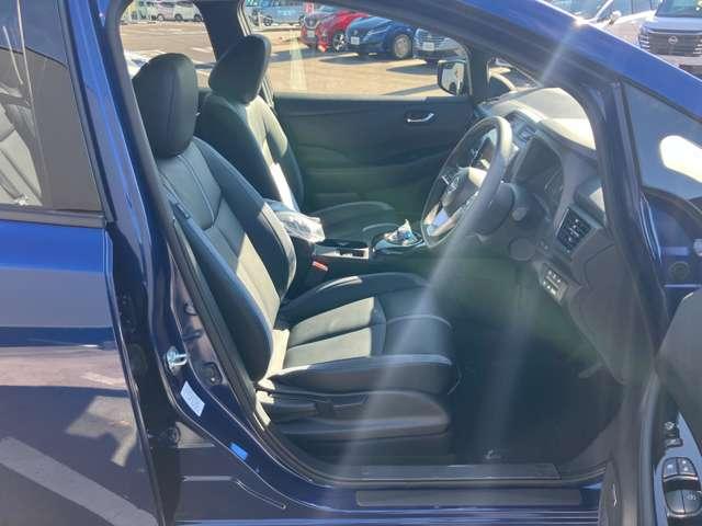 快適に運転できるドライブポジション！４０ｍｍも調整できる運転席シートリフターとシートスライドで、無理のない運転姿勢がとれます