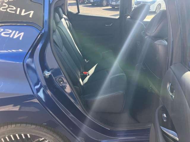 コンパクトな車ですが、後席も充分なスペースを確保しています。足元空間も広くリラックスしてドライブが楽しめます。