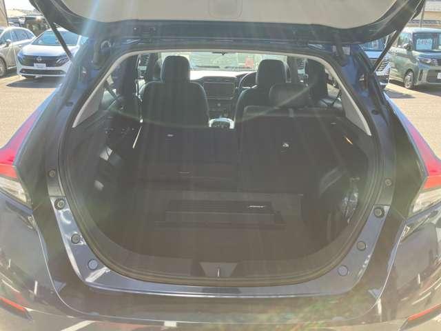 リヤシートは６：４分割で倒せます。リヤシートを前方に倒せば、大きな荷物も載せられます