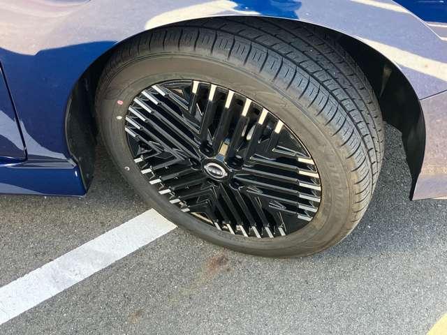 足元を引き締める１６インチタイヤと純正アルミホイール装備、高い走破性と低燃費を兼ね備えたエコタイヤを採用しています。