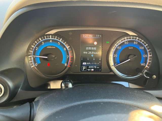 ブルー照明とグレーのグラデーションがクールな専用メーター、航続可能距離・燃費情報なども表示するセンターディスプレイとエコドライブが楽しくなるエコインジケーター付き。