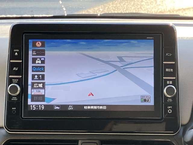 日産純正９インチメモリーナビ（ＭＭ３２０Ｄ-Ｌ）装備、ＮｉｓｓａｎＣｏｎｎｅｃｔサービス対応、オペレーター通話や音声対話検索、スマホアプリと連動などに対応した高機能ナビ。