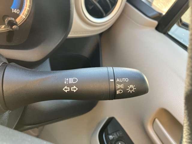 オートライトついてます。思いやりライト機能で夕暮れや雨天時のワイパー使用時に自動でヘッドライトを点灯させます。