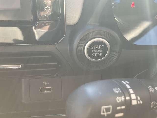 インテリジェントキーのプッシュスタートスイッチです。エンジンの始動はブレーキペダルを踏みながらこのスイッチを押すだけで始動できます