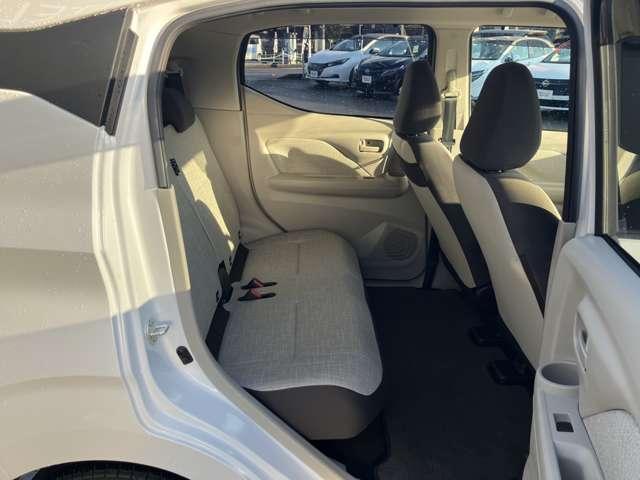 軽とは思えないほどの室内空間。リヤシート空間も足が組めるほど広く、４人乗車でもリラックスしてドライブが楽しめます。