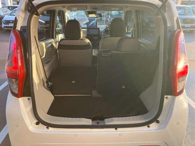 リヤシートは５：５分割で倒せます。リヤシートを前方に倒せば、大きな荷物も載せられます