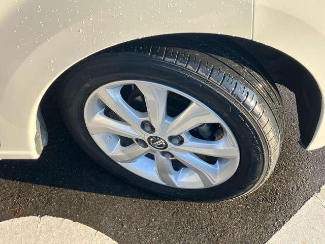 足元を引き締める１４インチタイヤと純正アルミホイール装備、スチールホイールより軽く低燃費に貢献します。