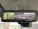 画像の左側は運転席から見ることのできないフロント左側を映している画像です、狭い道や幅寄せ時に便利です。