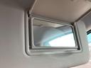 バニティーミラー付きサンバイザー。