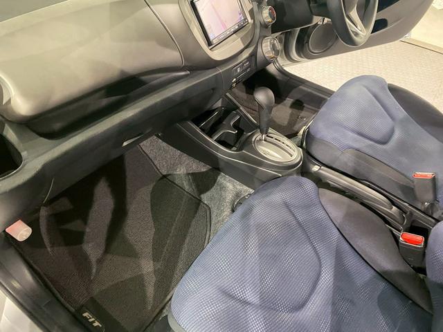 フィット Ｇ　ＡＷナビ　運転席助手席エアバッグ　ナビ・ＴＶ　１セグＴＶ　キーレスリモコン　エアコン　ＡＢＳ　パワーウィンドウ　パワステ　禁煙車　運転席エアバッグ（16枚目）