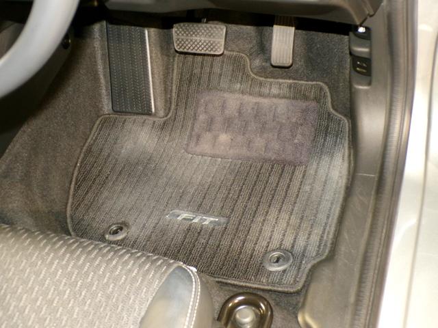 フィット 13G・Lパッケージ Bluetooth接続インターナビワンセグTVスマートキー 軽減ブレーキ 盗難警報装置 禁煙 Bカメ Sキー フルオートエアコン ナビTV リモコンキー サイドSRS 横滑り防止機能 エアバック(26枚目)