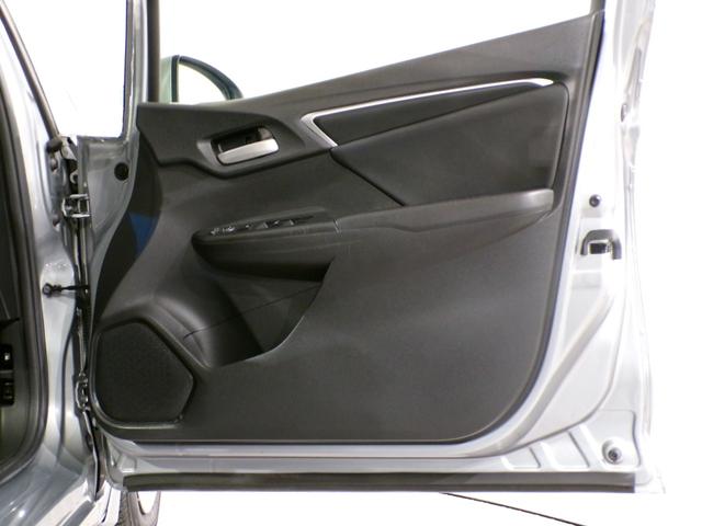 フィット 13G・Lパッケージ Bluetooth接続インターナビワンセグTVスマートキー 軽減ブレーキ 盗難警報装置 禁煙 Bカメ Sキー フルオートエアコン ナビTV リモコンキー サイドSRS 横滑り防止機能 エアバック(28枚目)