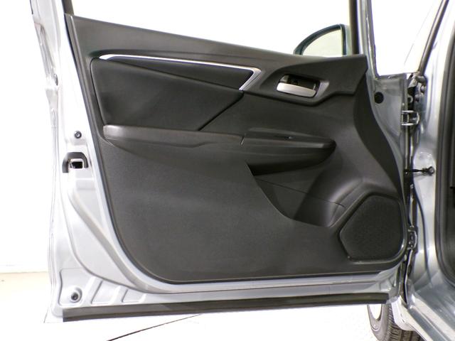 フィット 13G・Lパッケージ Bluetooth接続インターナビワンセグTVスマートキー 軽減ブレーキ 盗難警報装置 禁煙 Bカメ Sキー フルオートエアコン ナビTV リモコンキー サイドSRS 横滑り防止機能 エアバック(29枚目)