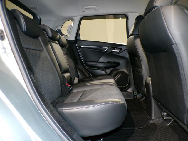 フィット 13G・Lパッケージ Bluetooth接続インターナビワンセグTVスマートキー 軽減ブレーキ 盗難警報装置 禁煙 Bカメ Sキー フルオートエアコン ナビTV リモコンキー サイドSRS 横滑り防止機能 エアバック(32枚目)