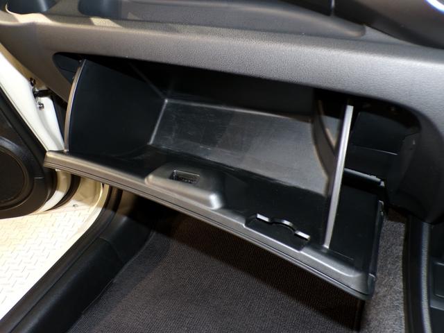 フィット ＲＳ　６ＭＴＥＴＣ社外アルミホイール　運転席エアバック　キ－レス　ＥＳＣ　セキュリティアラーム　禁煙　ＡＡＣ　ＰＷ　ＡＢＳ　パワーステ　スマートキーシステム　両席エアバック（12枚目）