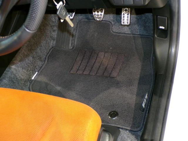 フィット ＲＳ　６ＭＴＥＴＣ社外アルミホイール　運転席エアバック　キ－レス　ＥＳＣ　セキュリティアラーム　禁煙　ＡＡＣ　ＰＷ　ＡＢＳ　パワーステ　スマートキーシステム　両席エアバック（18枚目）