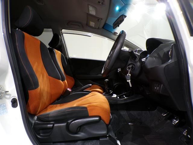 フィット ＲＳ　６ＭＴＥＴＣ社外アルミホイール　運転席エアバック　キ－レス　ＥＳＣ　セキュリティアラーム　禁煙　ＡＡＣ　ＰＷ　ＡＢＳ　パワーステ　スマートキーシステム　両席エアバック（23枚目）