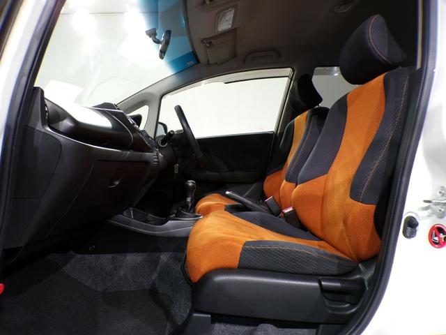 フィット ＲＳ　６ＭＴＥＴＣ社外アルミホイール　運転席エアバック　キ－レス　ＥＳＣ　セキュリティアラーム　禁煙　ＡＡＣ　ＰＷ　ＡＢＳ　パワーステ　スマートキーシステム　両席エアバック（24枚目）