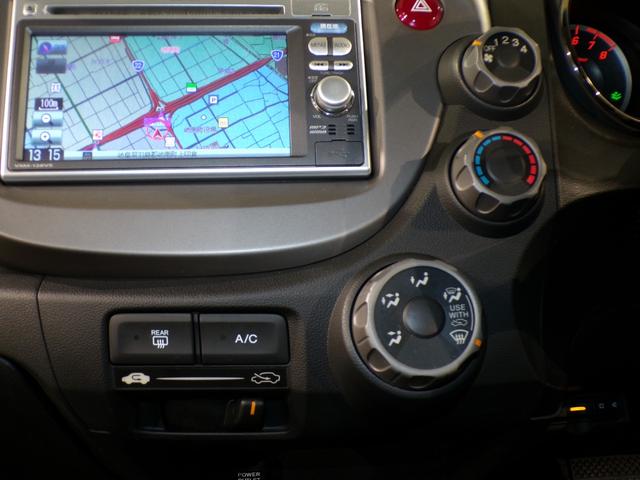 フィット G・10thアニバーサリー ETCインターナビワンセグTVスマートキー 盗難防止システム DVD再生 TVナビ エアコン 運転席エアバッグ Wエアバッグ ABS パワーウィンドウ キーレスエントリー パワーステアリング 禁煙(11枚目)