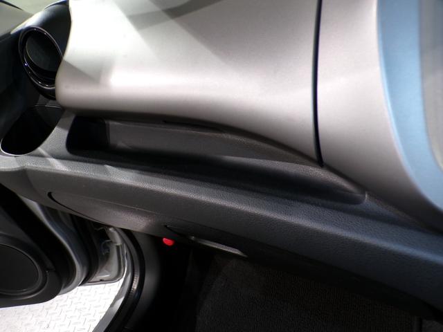 フィット G・10thアニバーサリー ETCインターナビワンセグTVスマートキー 盗難防止システム DVD再生 TVナビ エアコン 運転席エアバッグ Wエアバッグ ABS パワーウィンドウ キーレスエントリー パワーステアリング 禁煙(13枚目)