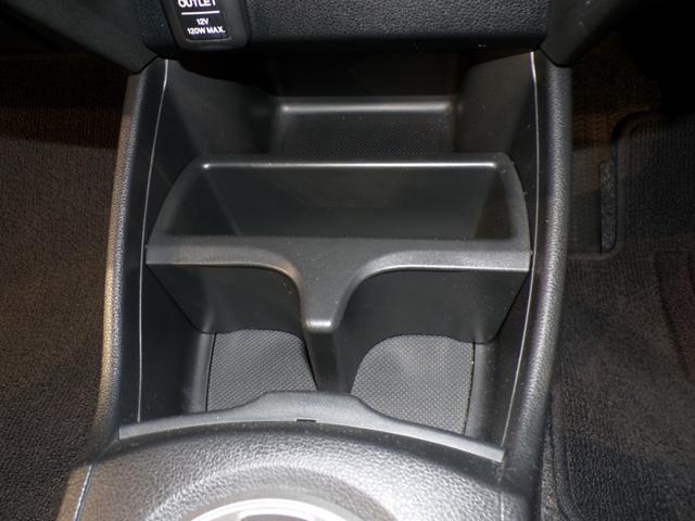 フィット G・10thアニバーサリー ETCインターナビワンセグTVスマートキー 盗難防止システム DVD再生 TVナビ エアコン 運転席エアバッグ Wエアバッグ ABS パワーウィンドウ キーレスエントリー パワーステアリング 禁煙(16枚目)