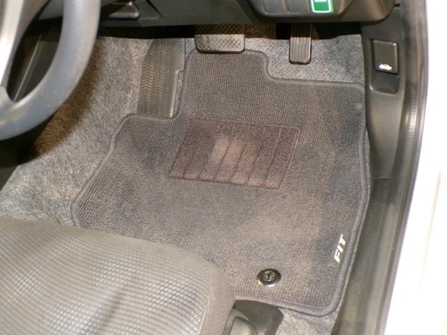 フィット G・10thアニバーサリー ETCインターナビワンセグTVスマートキー 盗難防止システム DVD再生 TVナビ エアコン 運転席エアバッグ Wエアバッグ ABS パワーウィンドウ キーレスエントリー パワーステアリング 禁煙(21枚目)