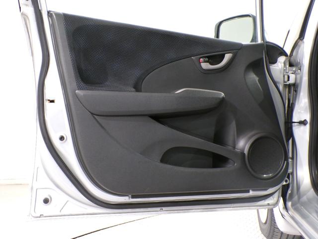 フィット G・10thアニバーサリー ETCインターナビワンセグTVスマートキー 盗難防止システム DVD再生 TVナビ エアコン 運転席エアバッグ Wエアバッグ ABS パワーウィンドウ キーレスエントリー パワーステアリング 禁煙(25枚目)