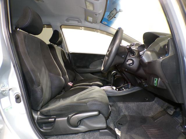 フィット G・10thアニバーサリー ETCインターナビワンセグTVスマートキー 盗難防止システム DVD再生 TVナビ エアコン 運転席エアバッグ Wエアバッグ ABS パワーウィンドウ キーレスエントリー パワーステアリング 禁煙(26枚目)