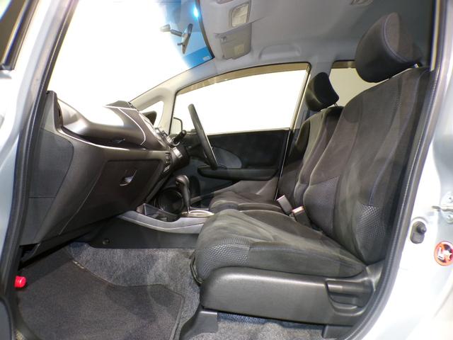 フィット G・10thアニバーサリー ETCインターナビワンセグTVスマートキー 盗難防止システム DVD再生 TVナビ エアコン 運転席エアバッグ Wエアバッグ ABS パワーウィンドウ キーレスエントリー パワーステアリング 禁煙(27枚目)