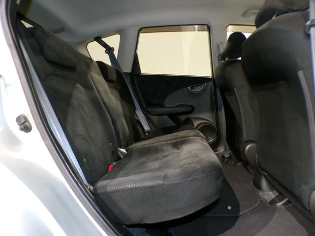 フィット G・10thアニバーサリー ETCインターナビワンセグTVスマートキー 盗難防止システム DVD再生 TVナビ エアコン 運転席エアバッグ Wエアバッグ ABS パワーウィンドウ キーレスエントリー パワーステアリング 禁煙(28枚目)