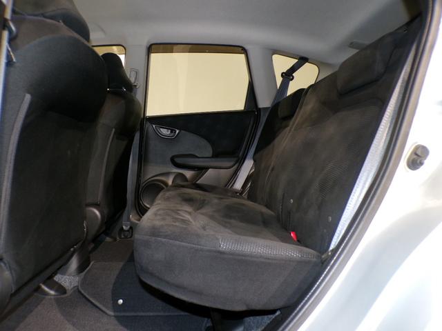 フィット G・10thアニバーサリー ETCインターナビワンセグTVスマートキー 盗難防止システム DVD再生 TVナビ エアコン 運転席エアバッグ Wエアバッグ ABS パワーウィンドウ キーレスエントリー パワーステアリング 禁煙(30枚目)