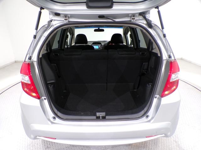 フィット G・10thアニバーサリー ETCインターナビワンセグTVスマートキー 盗難防止システム DVD再生 TVナビ エアコン 運転席エアバッグ Wエアバッグ ABS パワーウィンドウ キーレスエントリー パワーステアリング 禁煙(33枚目)