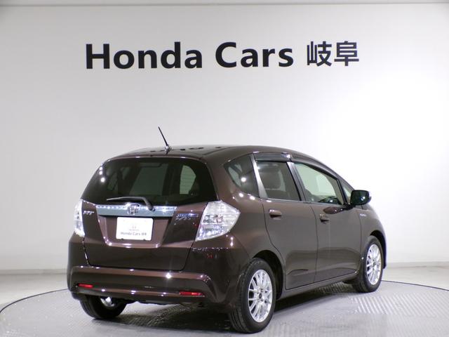 フィットハイブリッド スマートセレクション　Ｂｌｕｅｔｏｏｔｈ接続ＥＴＣフルセグＴＶ社外アルミホイール　エコモード　禁煙　地デジＴＶ　スマートキー　オートクルーズコントロール　イモビ　キーフリー　オートエアコン　ＡＢＳ　パワーウィンドウ　ＶＳＡ（2枚目）