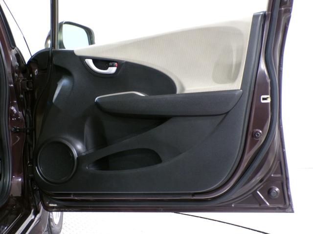 フィットハイブリッド スマートセレクション　Ｂｌｕｅｔｏｏｔｈ接続ＥＴＣフルセグＴＶ社外アルミホイール　エコモード　禁煙　地デジＴＶ　スマートキー　オートクルーズコントロール　イモビ　キーフリー　オートエアコン　ＡＢＳ　パワーウィンドウ　ＶＳＡ（26枚目）