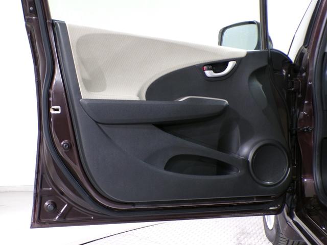 フィットハイブリッド スマートセレクション　Ｂｌｕｅｔｏｏｔｈ接続ＥＴＣフルセグＴＶ社外アルミホイール　エコモード　禁煙　地デジＴＶ　スマートキー　オートクルーズコントロール　イモビ　キーフリー　オートエアコン　ＡＢＳ　パワーウィンドウ　ＶＳＡ（27枚目）