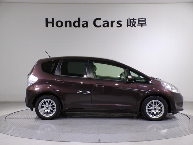 フィットハイブリッド スマートセレクション　Ｂｌｕｅｔｏｏｔｈ接続ＥＴＣフルセグＴＶ社外アルミホイール　エコモード　禁煙　地デジＴＶ　スマートキー　オートクルーズコントロール　イモビ　キーフリー　オートエアコン　ＡＢＳ　パワーウィンドウ　ＶＳＡ（40枚目）