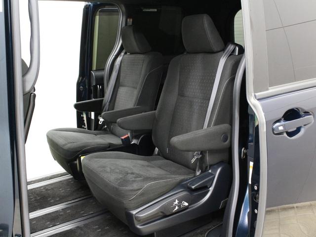 ヴォクシー ハイブリッドV 純正10型ナビ リア席モニター 衝突軽減ブレーキ ドラレコ シートヒーター 純正15AW クルーズコントロール エンジンスターター オートハイビーム LEDヘッド ワンオーナー 禁煙車 ETC2.0(17枚目)