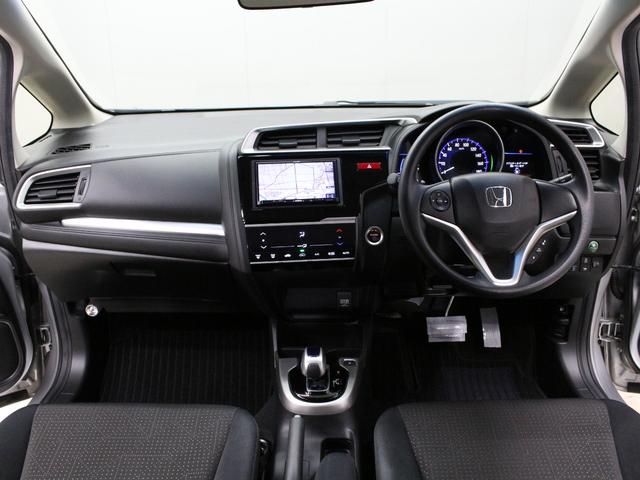フィットハイブリッド Fパッケージ メモリーナビ Sモードスイッチ スマートキー 禁煙車 電動格納ミラー バックカメラ 横滑り防止装置 ECONスイッチ フルオートエアコン 盗難防止装置 プライバシーガラス フロアマット ETC(5枚目)