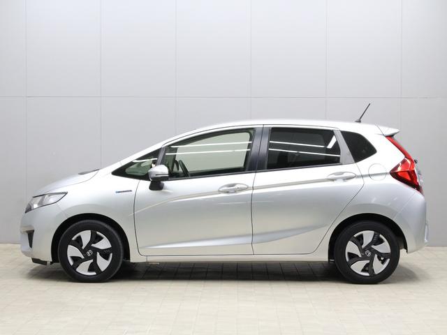 フィットハイブリッド Fパッケージ メモリーナビ Sモードスイッチ スマートキー 禁煙車 電動格納ミラー バックカメラ 横滑り防止装置 ECONスイッチ フルオートエアコン 盗難防止装置 プライバシーガラス フロアマット ETC(23枚目)