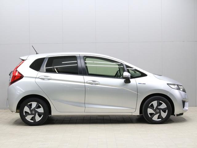 フィットハイブリッド Fパッケージ メモリーナビ Sモードスイッチ スマートキー 禁煙車 電動格納ミラー バックカメラ 横滑り防止装置 ECONスイッチ フルオートエアコン 盗難防止装置 プライバシーガラス フロアマット ETC(24枚目)