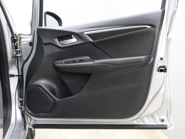 フィットハイブリッド Fパッケージ メモリーナビ Sモードスイッチ スマートキー 禁煙車 電動格納ミラー バックカメラ 横滑り防止装置 ECONスイッチ フルオートエアコン 盗難防止装置 プライバシーガラス フロアマット ETC(56枚目)