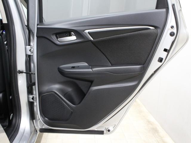 フィットハイブリッド Fパッケージ メモリーナビ Sモードスイッチ スマートキー 禁煙車 電動格納ミラー バックカメラ 横滑り防止装置 ECONスイッチ フルオートエアコン 盗難防止装置 プライバシーガラス フロアマット ETC(57枚目)